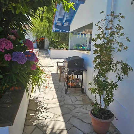 Avec Piscine A Вилла Андай